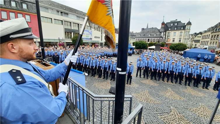 Auf dem Marktplatz in Mayen wurden insgesamt 464 Polizeikommissaranwärterinnen und -anwärter vereidigt.  Foto: BS