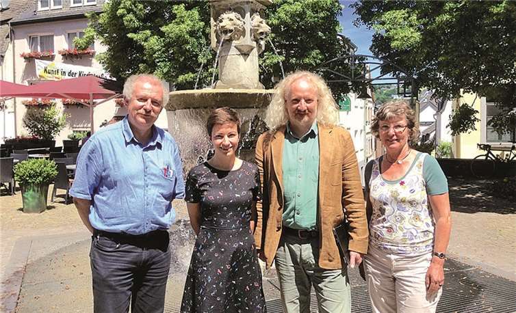 Auf dem Marktplatz in Remagen (von links): Frank Bliss (Fraktionssprecher Remagen), Ska Keller (MdEP), Wolfgang Schlagwein (MdL) und Karin Keelan (Vorsitzende Bündnis 90/Die Grünen Remagen).privat