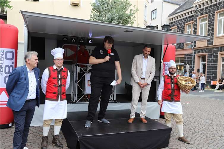 Unterhaltung, Kinderprogramm, Pflanzaktion und verkaufsoffener Sonntag Auf dem Marktplatz sorgt eine DJ-Bühne vonAntenne Koblenz für musikalische Unterhaltung.