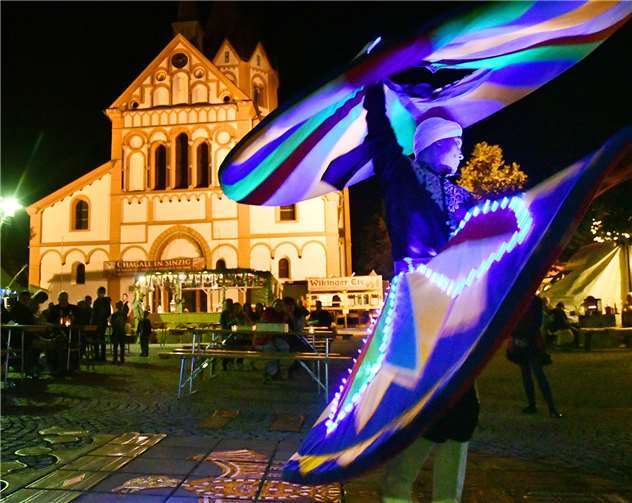 Auf dem Marktplatz sorgte nicht nur der Derwisch für mittelalterliches Flair. Fotos: RASCH