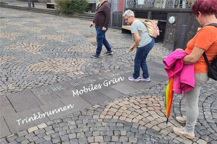 Auf dem Marktplatz thematisierte die Gruppe die „dünne“ Begrünung, das Fehlen von mobilen Grünoasen, aber auch das Fehlen von Trinkbrunnen und von Wasserspielen für Kinder.  Foto: Hans-Georg Schönberg