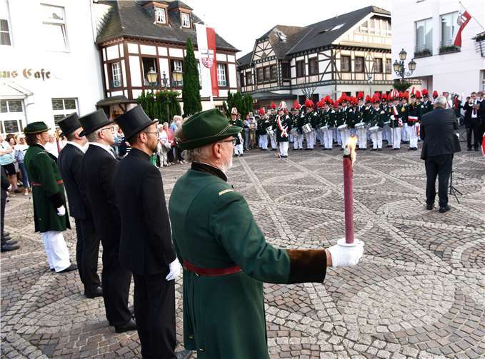 Auf dem Marktplatz von Ahrweiler war der Spielmannszug angetreten.  FIX