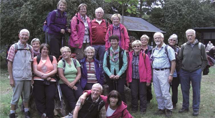 Auf dem Mellerberg stellte sich die Gruppe zu einem lustigen Foto auf. privat