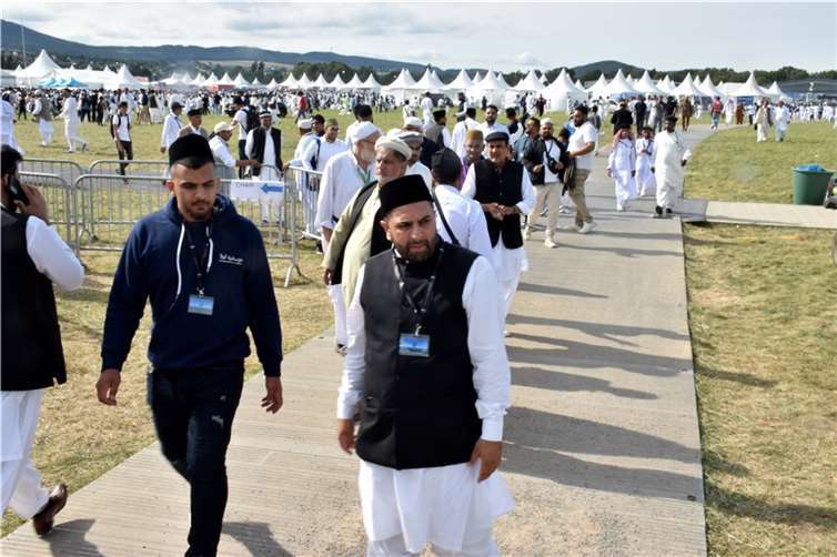 Auf dem Mendiger Flugplatzgelände trafen sich 40.000 Ahmadiyya Muslime.  Fotos: HEP