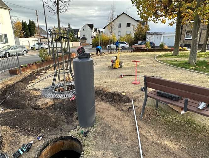 Auf dem Mendiger Hospitalplatz wurden bereits die Leitungen für die smarte Bewässerungsanlage verlegt.  Foto: VG-Verwaltung Mendig/Stefan Pauly