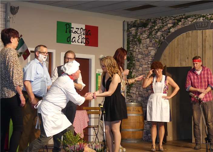 Auf dem Müdener Dorfplatz sind die Filmoffiziellen eingetroffen. Pizzabäcker Eros umgarnt Hauptdarstellerin Uschi Obergeier. Fotos: TE