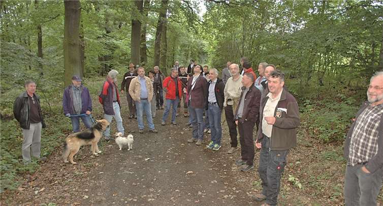 Auf dem Mühlenberg waren in diesem Jahr beim traditionellen Waldspaziergang die Kommunalpolitiker unterwegs  BL