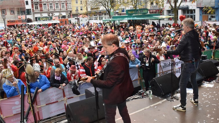 Auf dem Münzplatz jubelten etwa 3000 Kowelenzer Jecke der Kölschband Paveier zu.
