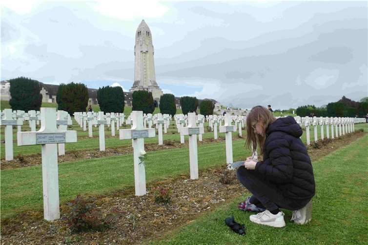 Auf dem Nationalfriedhof mit den 16.000 weißen Kreuzen versetzten sich die Schüler fiktiv in einen Gefallenen.