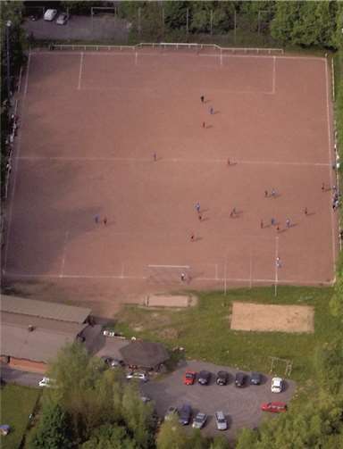 Auf dem Niederbachemer Ascheplatz wird Kunstrasen verlegt.privat