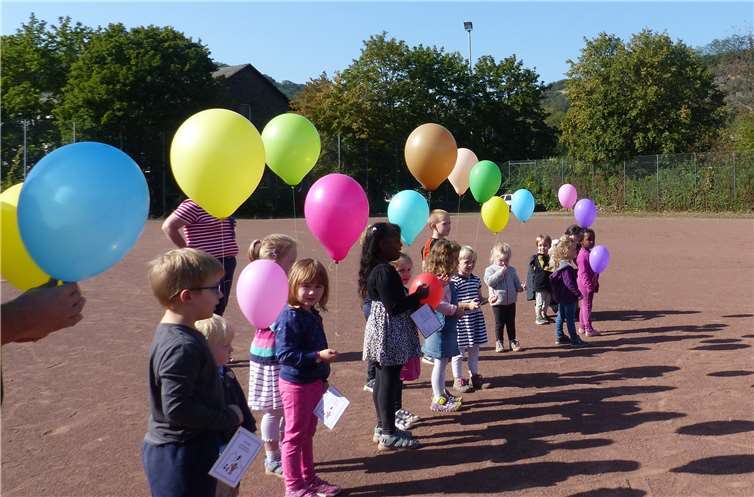Auf dem Niederfeller Sportplatz ließ jedes Kind bei perfektem wolkenlosem Himmel einen Luftballon steigen. Foto:privat