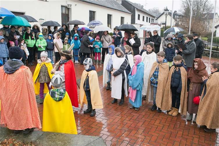 Auf dem Oberbachemer Dorfplatz zeigten die 16 Kinder beim Kinderkreuzweg die Szenen „Jesus vor Pilatus“ und „Jesus macht sich mit dem Kreuz auf den Weg“.JOST
