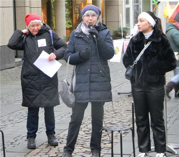 Ein Blick zurück nach vorn! Auf dem Panel Ausgegrenzte und Flüchtlinge der Veranstaltung „Blick zurück nach vorn (v.l.): Angelika Diayagete, Gertrud Kohlhaaas und Liwesa FaizZada.