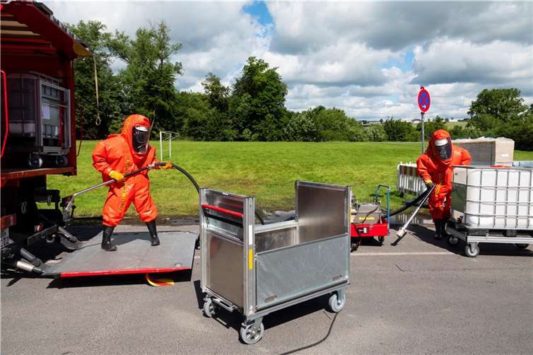 Auf dem Parkplatz am Hallenbad Aquafit in Dierdorf hatten sich am Samstag, dem 15. Juni 19 Feuerwehrfahrzeuge des Gefahrstoffzuges des Landkreises Neuwied und der Einheiten aus der Stadt Neuwied und den Verbandsgemeinden Asbach, Dierdorf und Unkel eingefunden. Foto: Feuerwehr VG Dierdorf/Wolfgang Tischler