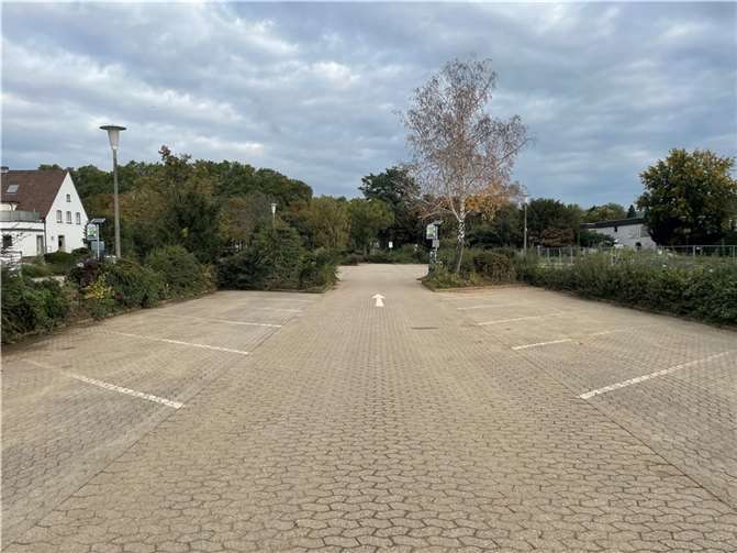 Auf dem Parkplatz gegenüber des TWIN-Geländes werden unter anderem Tiny Houses aufgebaut. Foto: ROB