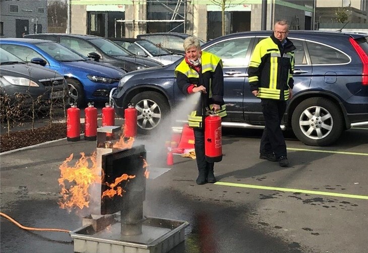 Auf dem Parkplatz hat jeder Mitarbeiter eine Übung mit einem Feuerlöscher gemacht. Privat