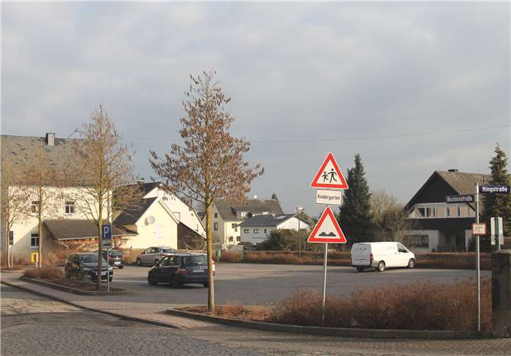 Auf dem Parkplatz in der Ortsmitte von Montabaur-Horressen wird ein Pavillondorf als Ausweichquartier für die Kita St. Johannes der Täufer errichtet. Der Parkplatz wird deshalb für rund zwei Jahre gesperrt. Stadt Montabaur