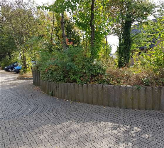 Auf dem Parkplatz in der Westraße die Straßenbeleuchtung ergänzt werden. privat