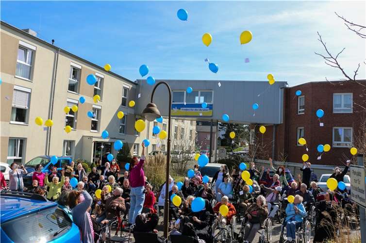 Auf dem Parkplatz vor dem Seniorenzentrum versammelten sich die Bewohner*innen, Mitarbeiter*innen und Ordensschwestern für die allonaktion. Copyright: Dernbacher Gruppe Katharina Kasper