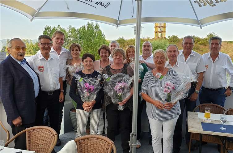 Auf dem Pfannkuchenschiff verlebte man vergnügte Stunden. Die anwesenden Damen wurden von Präsident Dieter Holstein mit einem blühenden Präsent bedacht.  Foto: privat