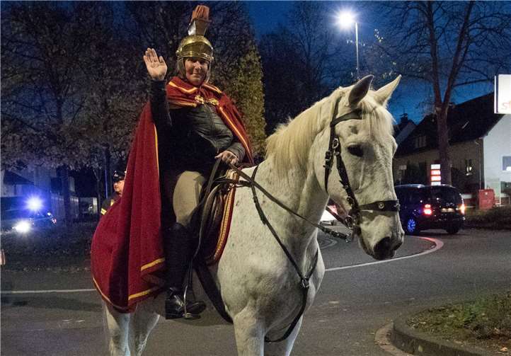 Auf dem Pferd führte Tanja Klapproth den etliche Hundert Meter langen Zug an.