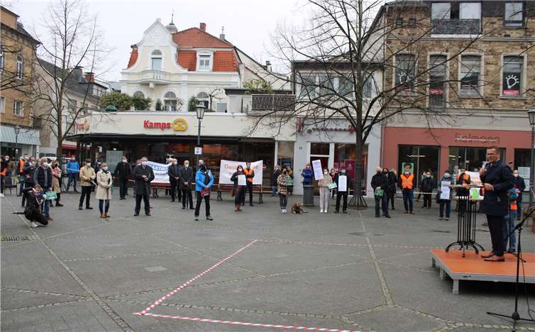 Auf dem „Platz an der Linde“ fand eine Kundgebung mit Vertretern aus Gastronomie, Kunst/Kultur, Eventbranche, Weinbau, Politik und Einzelhandel statt. Fotos: DU