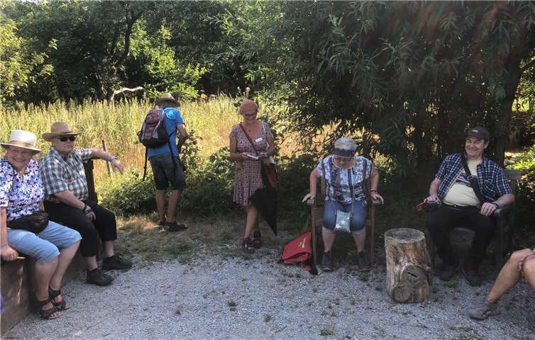 Auf dem „Platz der Begegnung“ auf der Elmar Wiese, konnten die Kräuterliebhaber kurz ausruhen bei einem Gedicht von Heinz Erhardt.Fotos: Privat