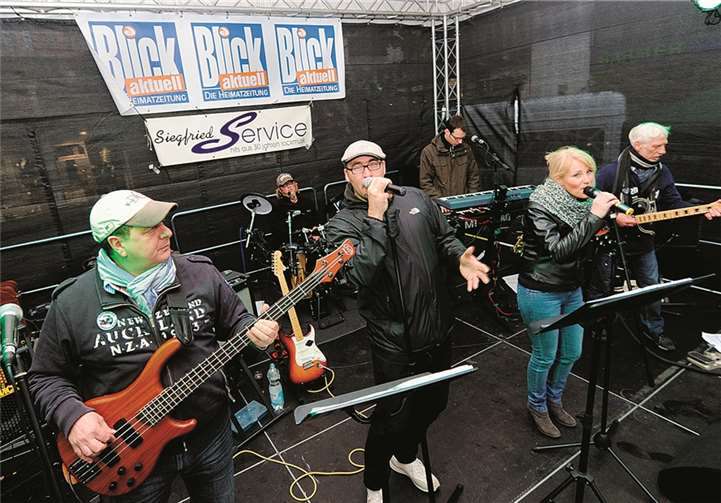Auf dem Platz hatten am Wochenende „Siegfried Service“ am frühen Abend zum Tanz animiert.