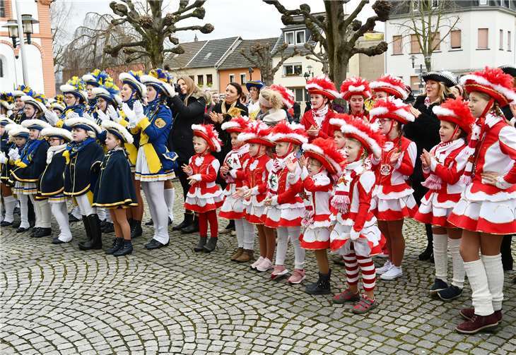 Auf dem Platz hatten sich zahlreiche große und kleine Karnevalisten versammelt.