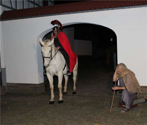 Auf dem Platz vor dem Kindergarten wurde die Martinsgeschichte erzählt und dargestellt.