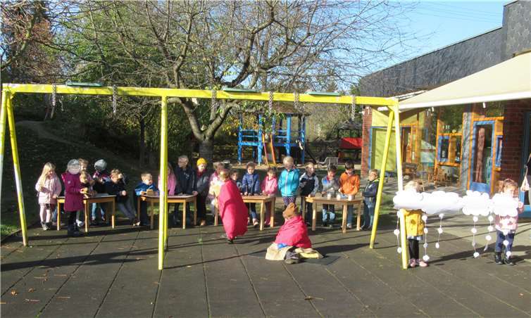 Auf dem Platz vor der Kita wurde gemeinsam gesungen und die Martinsgeschichte nachgespielt. Fotos: privat