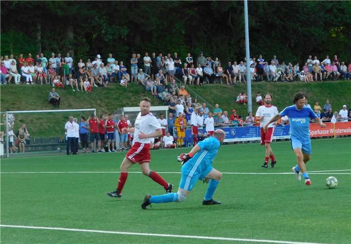 Auf dem Platz wurde erstklassiger Fußball geboten: Alexander Löbe spielte die Abwehr des Gastgebers schwindelig.