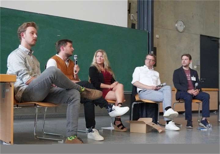 Auf dem Podium des Demokratietags diskutieren v.l.n.r.: Henrik Lenzgen, Mehr De-mokratie e.V., Jannis Graber, Referent für Strategische Steuerung Nachhaltigkeit in der Staatskanzlei Rheinland-Pfalz, Dr. Inka Engel, Referentin für Transfer und Wis-senschaftskommunikation, Universität Koblenz, Carl-Bernhard von Heusinger, Mitglied des Landtags, Bündnis 90/Die Grünen, Michell Dittgen, Deutsche Gesellschaft für Demokratiepädagogik e.V., Vorsitzender des Landesverbands Rheinland-Pfalz.  Foto: Universität Koblenz / Hendrik Friesenhahn