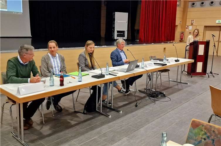 Auf dem Podium (v.l.): Frank Ridderbusch, Regionalleiter Nord der Zentralstelle der Forstverwaltung der Landesforsten Rheinland-Pfalz, Lydia Burkhardt und Laura Steinbach, Referentinnen, Oberste Jagdbehörde und Landesjagdpolitik mit Staatssekretär Dr. Erwin Manz vom Ministerium für Klimaschutz, Umwelt, Energie und Mobilität. Am Pult: Ellen Demuth.  Fotos: AWi