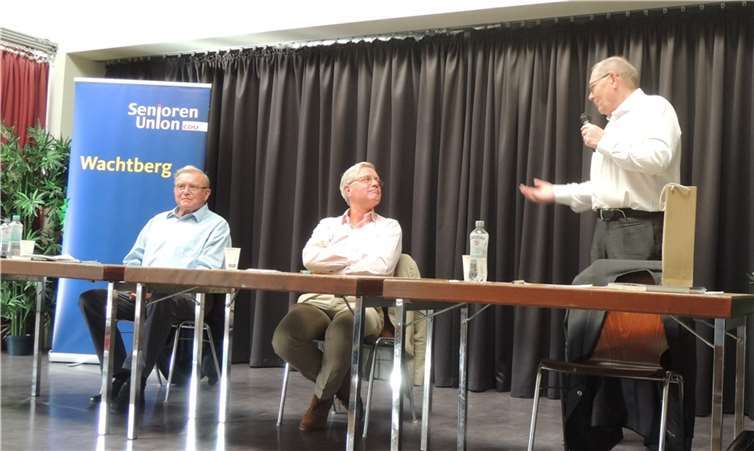 Auf dem Podium: v.li. Leonhard Müller, Dr. Norbert Röttgen MdB und Dr. Dieter Braun. Foto: privat