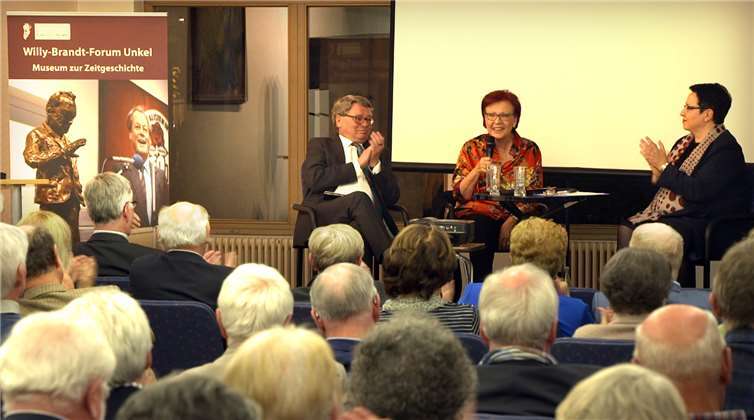 Auf dem Podium v.l.n.r. Christoph Charlier, Heidemarie Wieczorek-Zeul, Ute Schaeffer. WBF