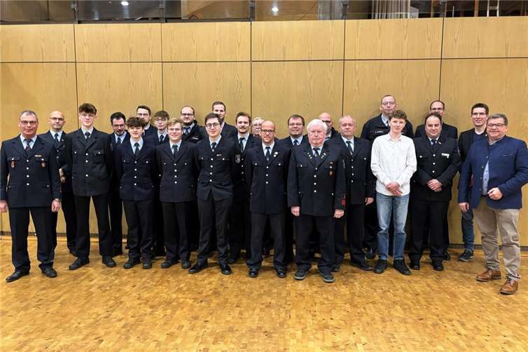 Auf dem Programm der Jahreshauptversammlung der Krufter Feuerwehr standen Ehrungen, Beförderungen und eine Neuaufnahme. Foto: Feuerwehr Kruft
