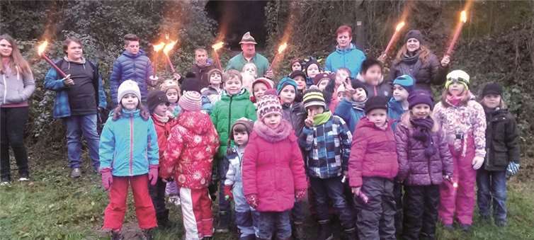 Auf dem Programm der großen Weihnachtsfahrt stand unter anderem eine Fackelwanderung. privat