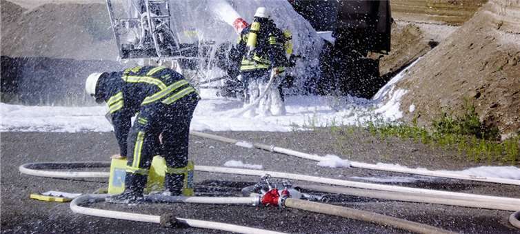 Auf dem Programm des Eicher Löschzuges standen 2012 auch etliche Übungen, wie zum Beispiel eine Alarmübung im Sommer: Es wurde ein Fahrzeugbrand bei der Eicher Firma Müller angenommen.  privat
