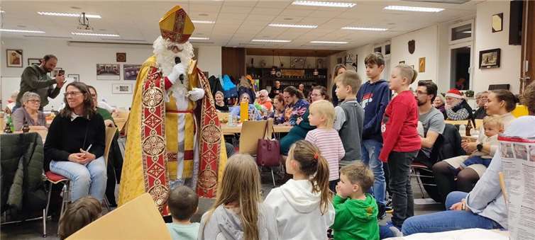 Auf dem Programm stand u.a. der Besuch des Nikolaus, der wie in jedem Jahr süße Präsente für die Kleinsten mitgebracht hatte. Foto: privat