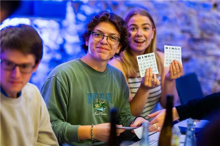 Auf dem Programm stand unter anderem ein gemeinsames Bingo-Spiel mit anschließender Preisverleihung.. Foto: WHU/Kai Myller