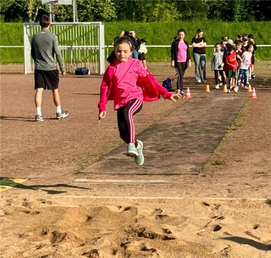 Auf dem Programm standen eine Sprintdisziplin, der Zonen-Weitsprung sowie eine Wurfübung mit dem 80-g-Schlagball.  Foto: K. Doetsch
