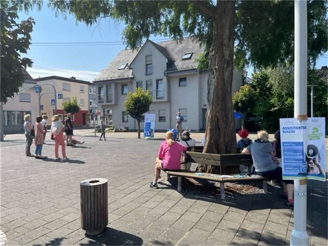 Auf dem Puderbacher Marktplatz stellte sich der Theologe Georg Beule auf das Rednerpodest, um auf die ethischen Fragen des Themas einzugehen. Foto: Dietmar Bochert/Marienhaus Gruppe