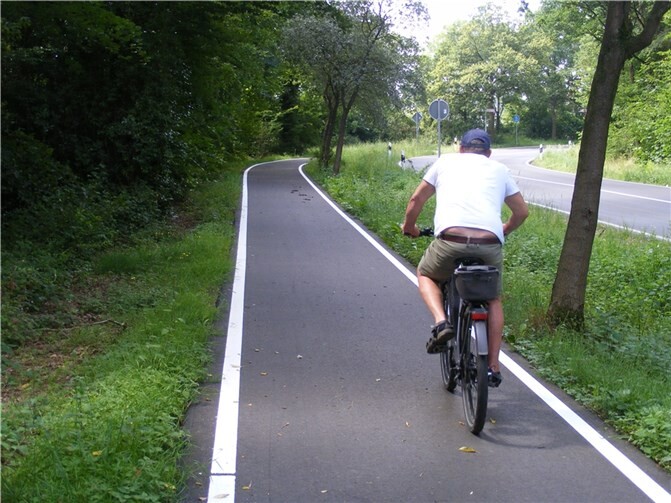 Auf dem Radweg entlang der Landesstraße nach Merzbach bieten jetzt weiße Begrenzungsstreifen Orientierung. Foto: privat