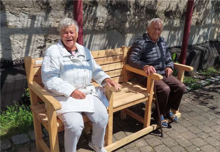 Auf dem Raiffeisenplatz können es sich die Senioren auf der neu aufgestellten Bank gemütlich machen. Foto: privat
