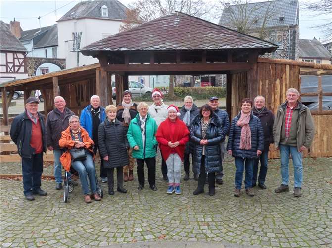 Auf dem Raiffeisenplatz versammelten sich fast alle Wanderer mit den Hinzugekommenen an der dortigen einsamen Krippe zum Gruppenfoto.Foto: privat