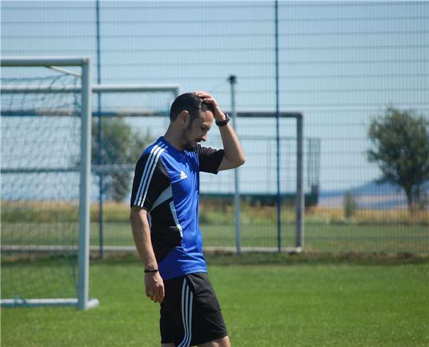 Auf dem Rasenplatz in Gering rollte am vergangenen Wochenende kein Ball. An eine solch kuriose Spielabsage kann sich Trainer Sascha Wirtz wohl auch nicht erinnern. -SK-