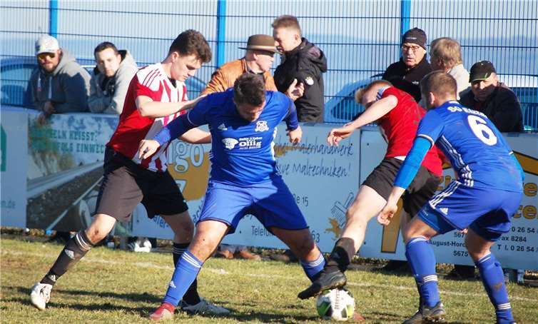 Auf dem Rasenplatz in Gering wurde um jeden Zentimeter Boden gekämpft. Am Ende konnte sich die SG Elztal (in der Mitte Bujar Xhakalija, ganz rechts Martin Steffes) knapp behaupten.