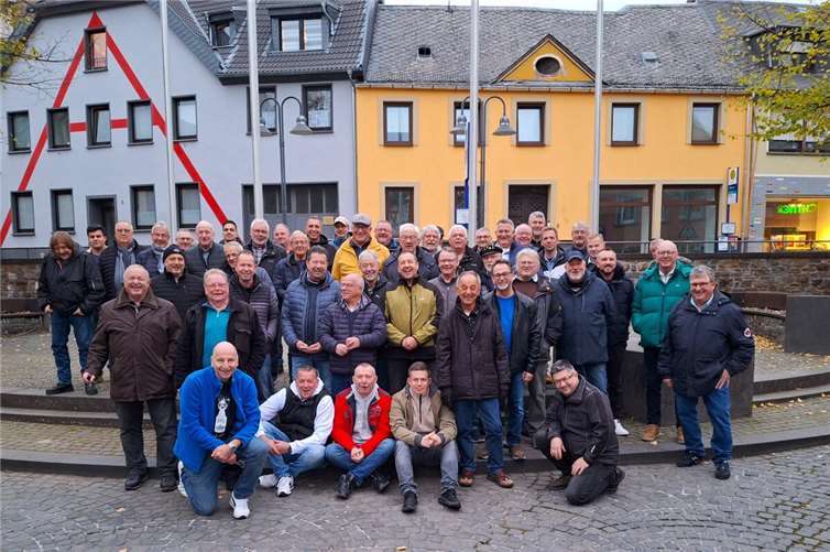 Auf dem Rathausplatz traf man sich zum gemeinsamen Gruppenfoto.Foto: privat