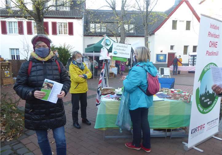 Auf dem Rheinbacher Feierabendmarkt kam der Flyer bei Kunden und Standbetreibern gut an. Foto: Cornelia Hutterer-Siebert
